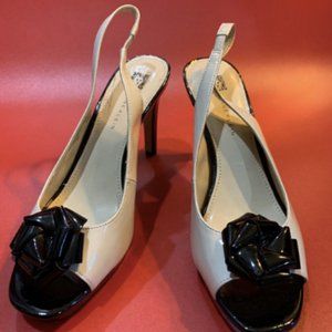 $10SALE AK ANNE KLEIN Sz 8 Ivory Black Faux Leather Bow Peep Toe Slingback Heel